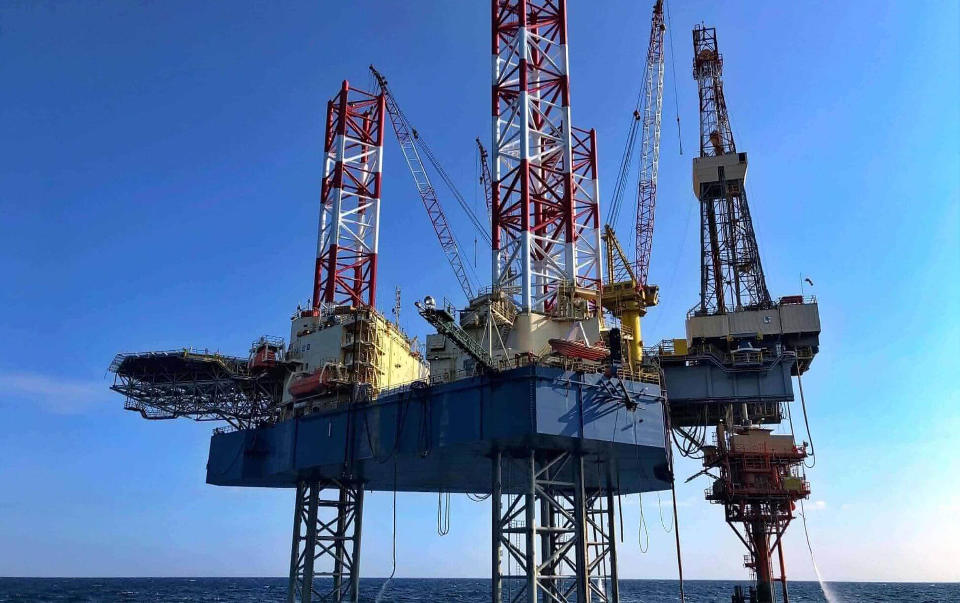 Oil And Gas Platform At Sea S2CZKDW