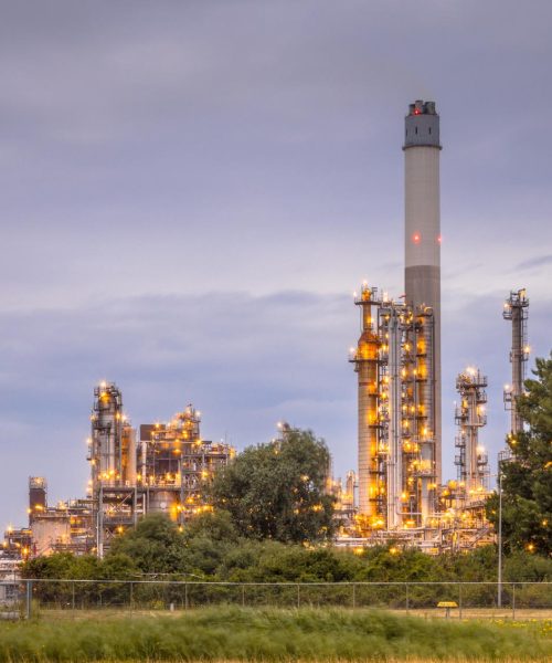 modern oil refinery 2023 11 27 05 18 20 utc.jpg